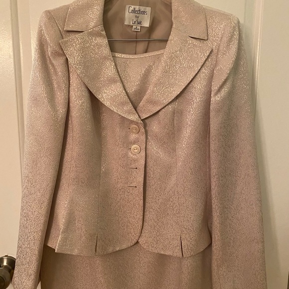 Women’s suits - Picture 2 of 2